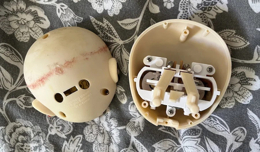 Intérieur de la tête d'une Pullip avec vue sur le mécanisme.