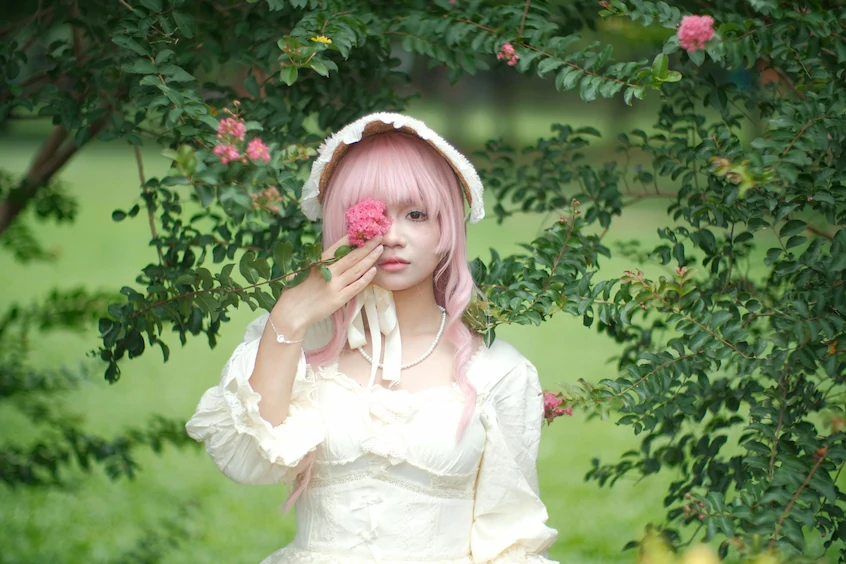 Femme au style lolita dans la nature.