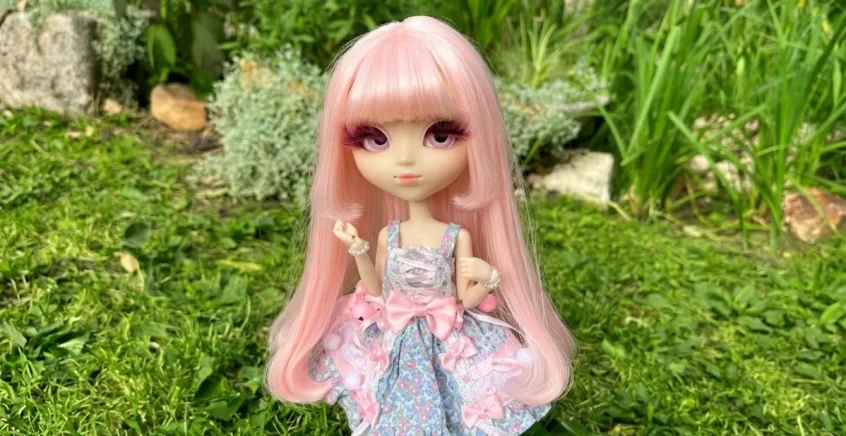 Pullip au style lolita dans la nature.