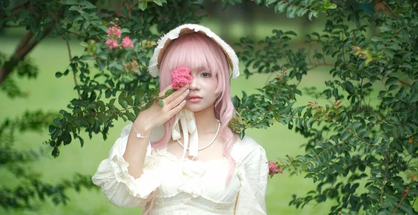 Femme au style lolita dans la nature.